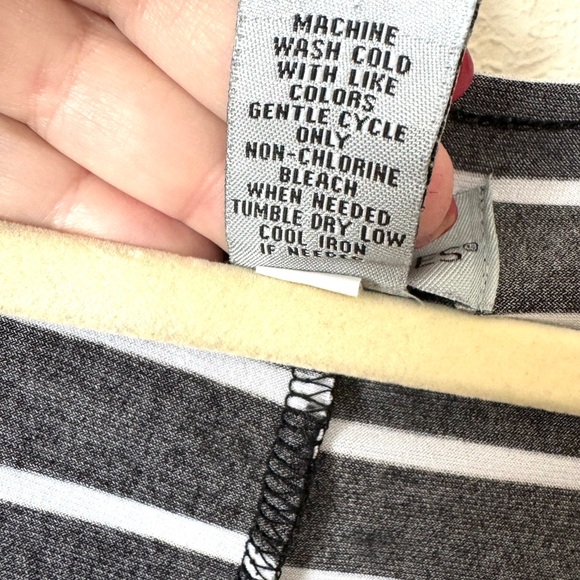 ❤️* CATHERINE'S BLACK/GRAY TROPICAL PRINT TOP w/att Cami/Tank PLUS SIZE: 2X - Picture 7 of 8